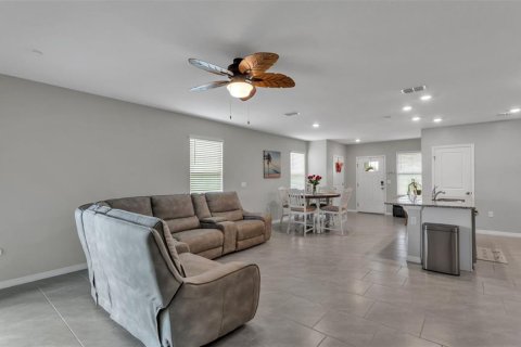 Townhouse in Winter Garden, Florida 3 bedrooms, 168.52 sq.m. № 2102439 - photo 12