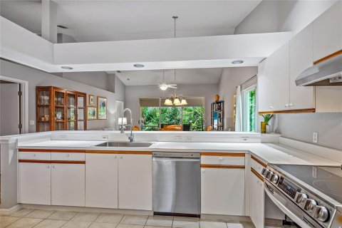House in Sarasota, Florida 2 bedrooms, 127.83 sq.m. № 1895119 - photo 10