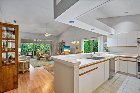 House in Sarasota, Florida 2 bedrooms, 127.83 sq.m. № 1895119 - photo 4