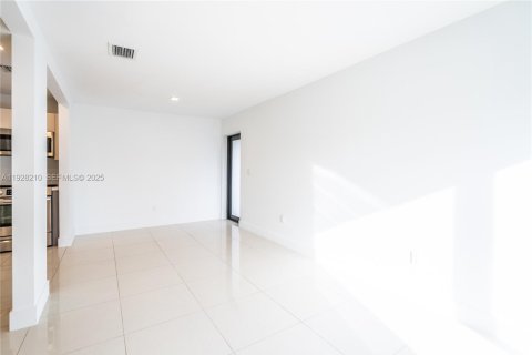 Appartement à louer à Miami Beach, Floride: 2 chambres, 68.47 m2 № 1987304 - photo 4