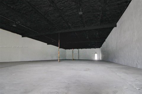 Propiedad comercial en venta en Hialeah, Florida № 2030096 - foto 18