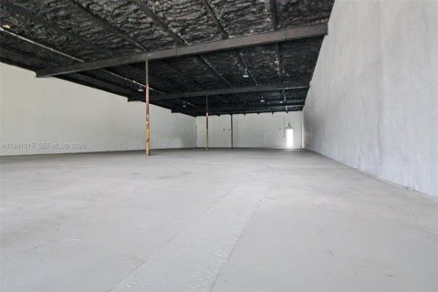 Propiedad comercial en venta en Hialeah, Florida № 2030096 - foto 21