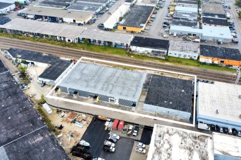 Propiedad comercial en venta en Hialeah, Florida № 2030096 - foto 12