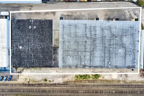 Propiedad comercial en venta en Hialeah, Florida № 2030096 - foto 10