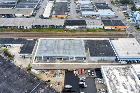 Propiedad comercial en venta en Hialeah, Florida № 2030096 - foto 11