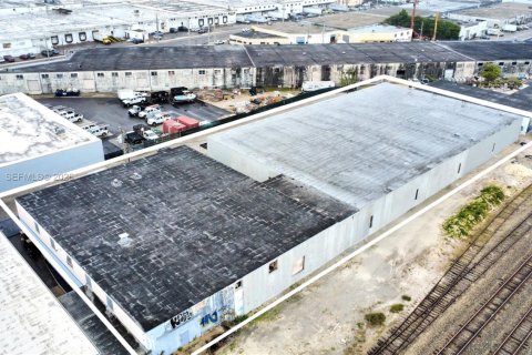 Propiedad comercial en venta en Hialeah, Florida № 2030096 - foto 8