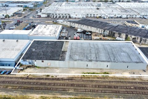 Propiedad comercial en venta en Hialeah, Florida № 2030096 - foto 9