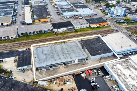 Propiedad comercial en venta en Hialeah, Florida № 2030096 - foto 13