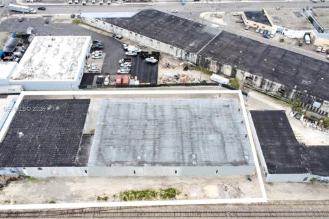 Propiedad comercial en venta en Hialeah, Florida № 2030096 - foto 2
