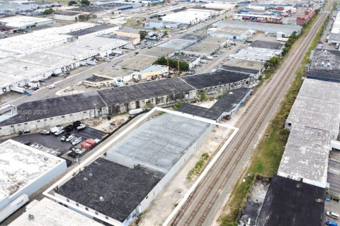 Propiedad comercial en venta en Hialeah, Florida № 2030096 - foto 3
