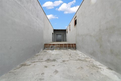 Propiedad comercial en venta en Hialeah, Florida № 2030096 - foto 23