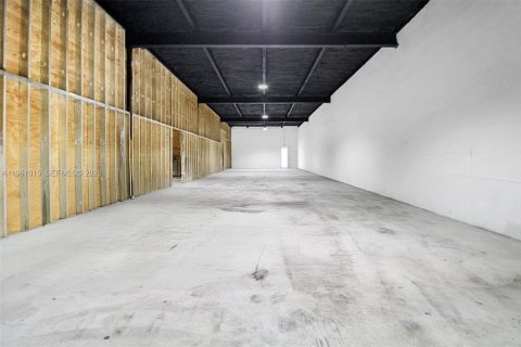 Propiedad comercial en venta en Hialeah, Florida № 2030096 - foto 20