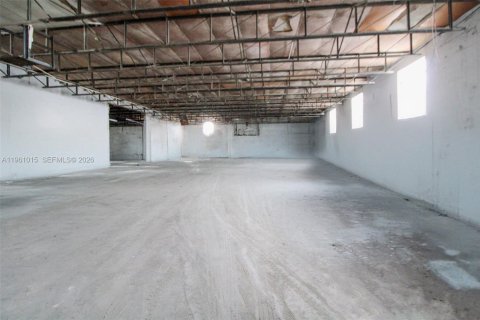 Propiedad comercial en venta en Hialeah, Florida № 2030096 - foto 24