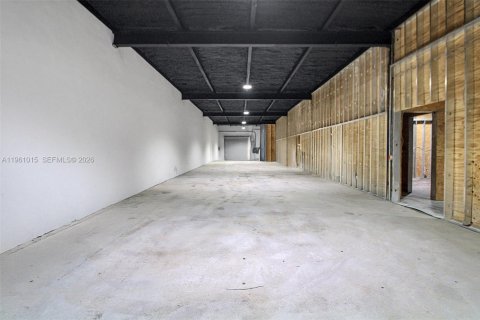 Propiedad comercial en venta en Hialeah, Florida № 2030096 - foto 19