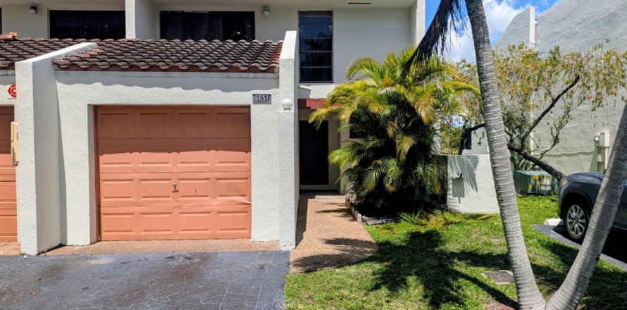 Townhouse in Lauderhill, Florida 3 bedrooms, 161.65 sq.m. № 2168332