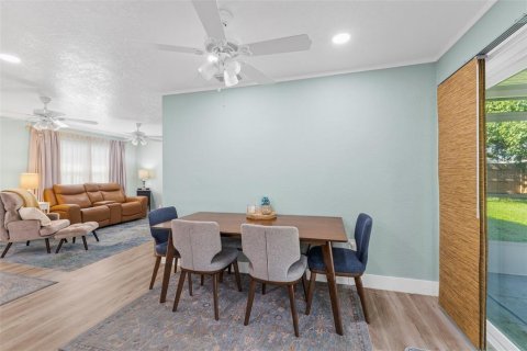 House in Merrit Island, Florida 3 bedrooms, 93.65 sq.m. № 2149672 - photo 10