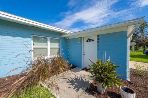House in Merrit Island, Florida 3 bedrooms, 93.65 sq.m. № 2149672 - photo 2