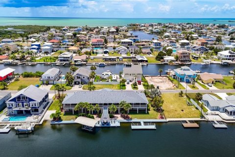House in Hernando Beach, Florida 5 bedrooms, 348.94 sq.m. № 2219281 - photo 8