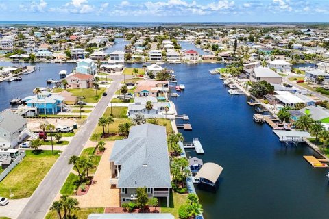House in Hernando Beach, Florida 5 bedrooms, 348.94 sq.m. № 2219281 - photo 6