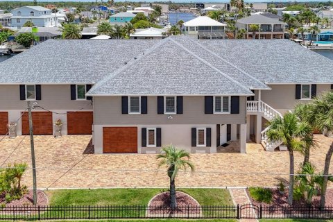 House in Hernando Beach, Florida 5 bedrooms, 348.94 sq.m. № 2219281