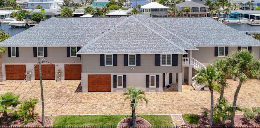 House in Hernando Beach, Florida 5 bedrooms, 348.94 sq.m. № 2219281