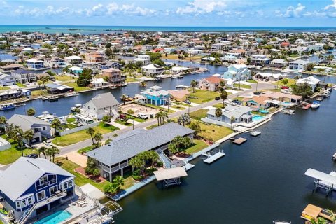 House in Hernando Beach, Florida 5 bedrooms, 348.94 sq.m. № 2219281 - photo 7