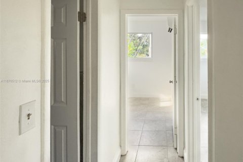 House in North Miami, Florida 2 bedrooms № 1930106 - photo 3