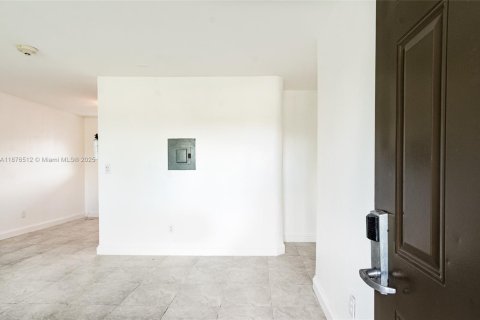 House in North Miami, Florida 2 bedrooms № 1930106 - photo 2