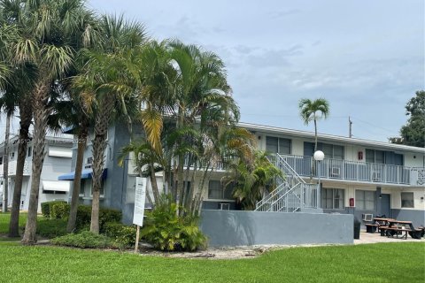 House in North Miami, Florida 2 bedrooms № 1930106 - photo 1