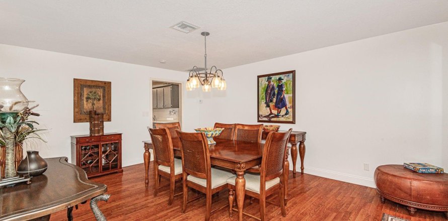 House in Plantation, Florida 4 bedrooms, 187.29 sq.m. № 1210616