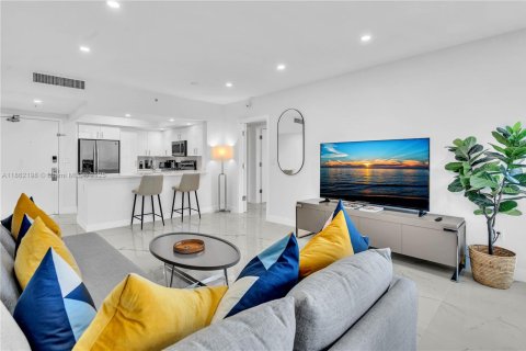 Condo in Sunny Isles Beach, Florida, 2 bedrooms  № 1890200 - photo 18