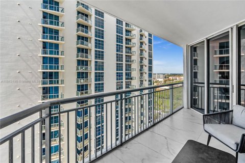 Condo in Sunny Isles Beach, Florida, 2 bedrooms  № 1890200 - photo 27