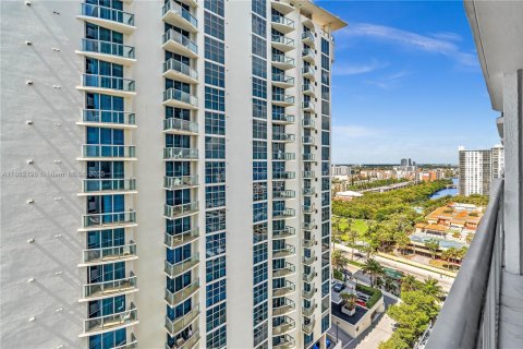 Condo in Sunny Isles Beach, Florida, 2 bedrooms  № 1890200 - photo 29