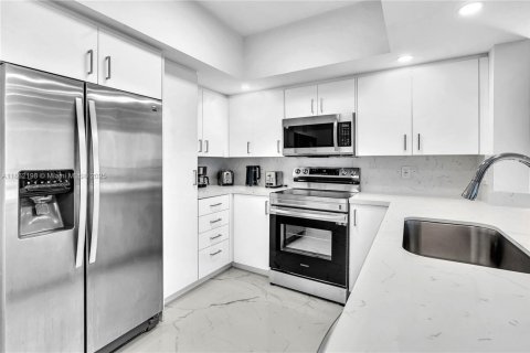 Condo in Sunny Isles Beach, Florida, 2 bedrooms  № 1890200 - photo 10
