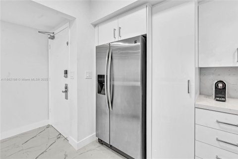 Condo in Sunny Isles Beach, Florida, 2 bedrooms  № 1890200 - photo 12