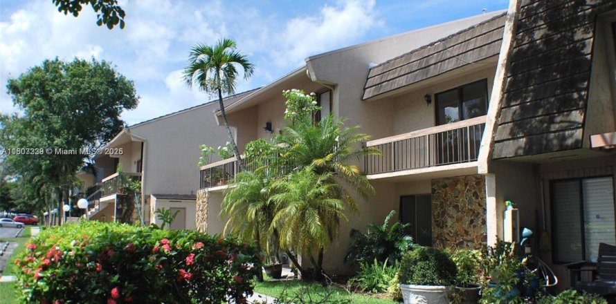 Townhouse in Plantation, Florida 2 bedrooms, 121.7 sq.m. № 1727776