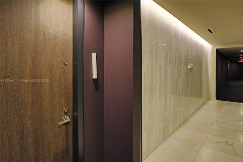 Condo in Miami, Florida, 1 bedroom  № 1930193 - photo 15