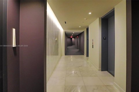 Condo in Miami, Florida, 1 bedroom  № 1930193 - photo 14