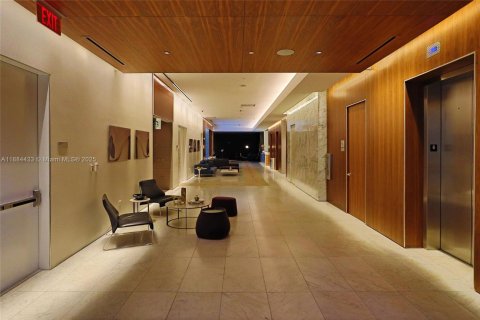 Condo in Miami, Florida, 1 bedroom  № 1930193 - photo 5