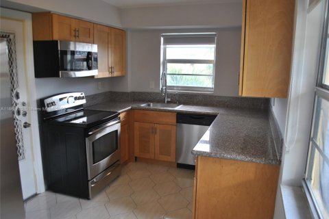 Condo in Miami, Florida, 2 bedrooms  № 1892305 - photo 1