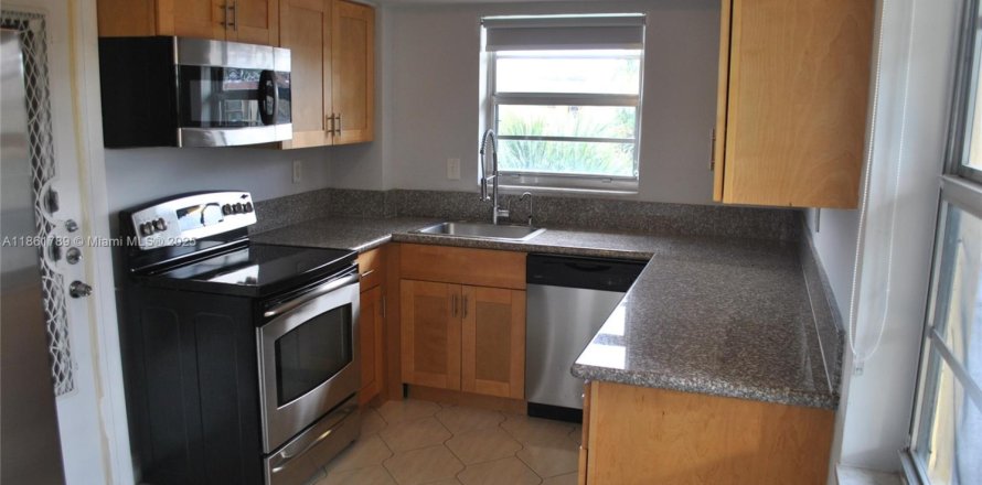 Condo in Miami, Florida, 2 bedrooms  № 1892305