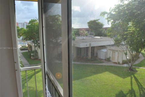 Condo in Miami, Florida, 2 bedrooms  № 1892305 - photo 9