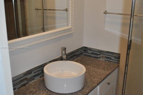 Condo in Miami, Florida, 2 bedrooms  № 1892305 - photo 5