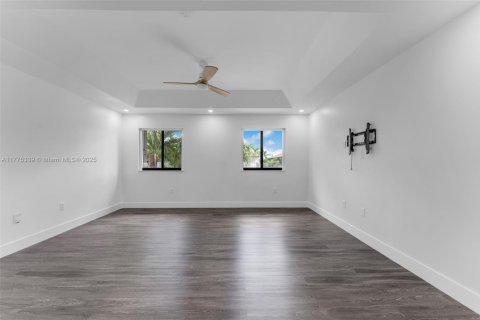 Casa en venta en Miami, Florida, 4 dormitorios, 221.85 m2 № 1693031 - foto 24