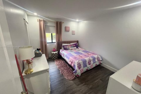 Casa en venta en Miami, Florida, 4 dormitorios, 221.85 m2 № 1693031 - foto 13