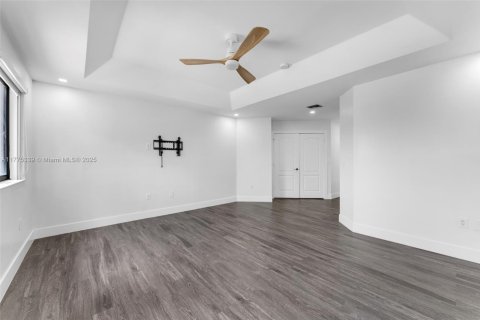 Casa en venta en Miami, Florida, 4 dormitorios, 221.85 m2 № 1693031 - foto 19