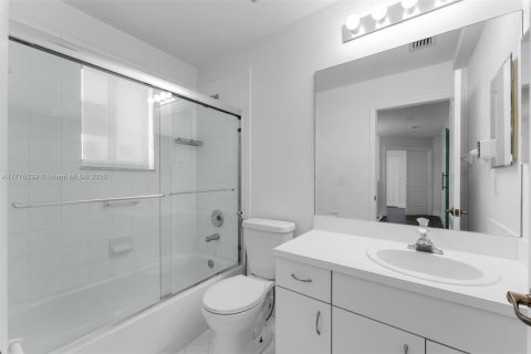 Casa en venta en Miami, Florida, 4 dormitorios, 221.85 m2 № 1693031 - foto 28