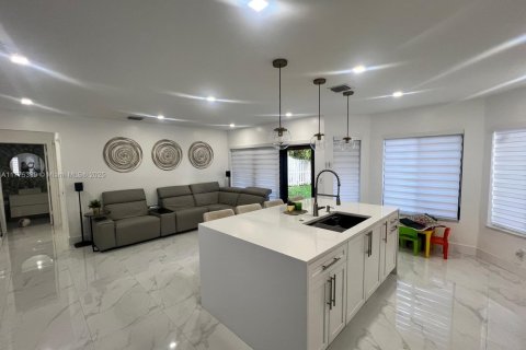 Casa en venta en Miami, Florida, 4 dormitorios, 221.85 m2 № 1693031 - foto 4