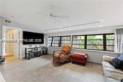 House in Miami, Florida 3 bedrooms, 113.81 sq.m. № 2004499 - photo 15