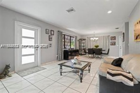 House in Miami, Florida 3 bedrooms, 113.81 sq.m. № 2004499 - photo 22